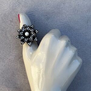 Elegant Black and Silver Floral Ring